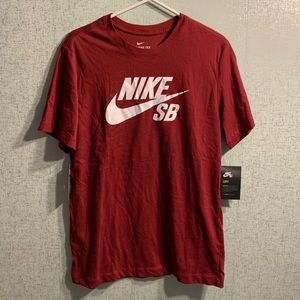 Men’s Nike maroon shirt size M.